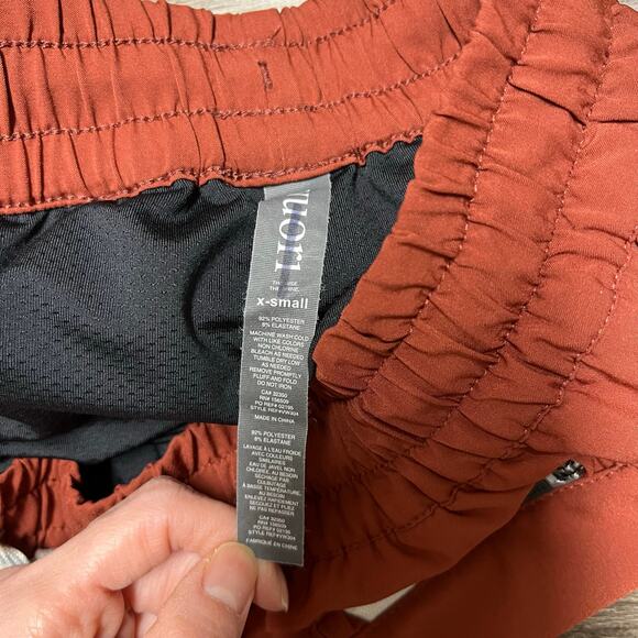 Vuori Clementine Womens Running Shorts Brown Orange Rust 2.5” Inseam Lined Sz XS - Picture 6 of 7
